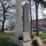 Spomenik streljanim rodoljubima na Žitnom trgu u Zrenjaninu